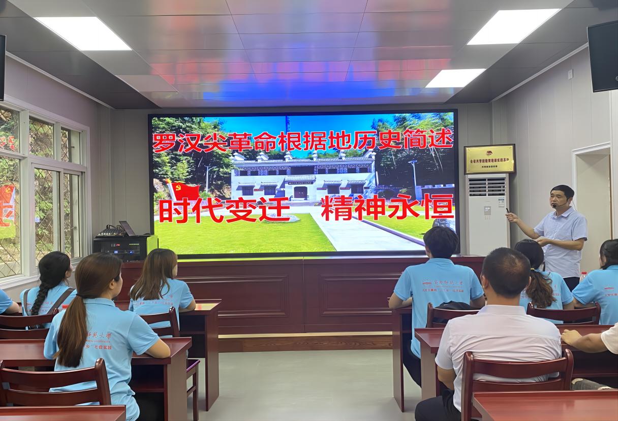 安慶師大學(xué)子“微光守護(hù)，快樂同行”三下鄉(xiāng)：尋紅色足跡，傳