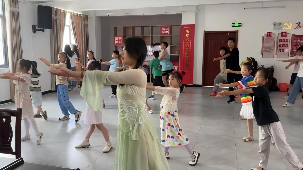 梨園雅韻，戲夢飛揚 ——武紡?fù)饨?jīng)貿(mào)學(xué)子“三下鄉(xiāng)”開展戲曲舞蹈進課堂活動