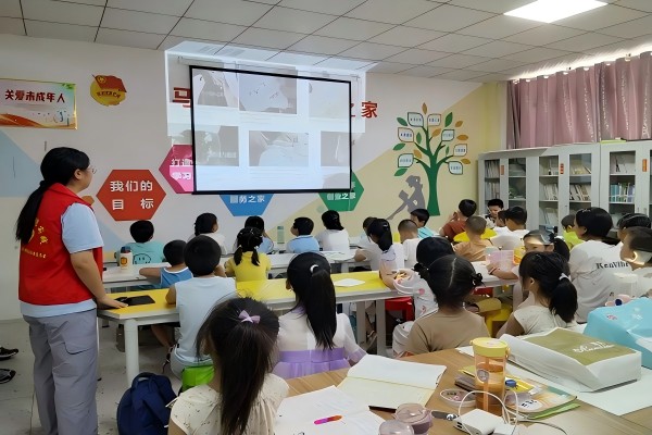 暑期社會實踐：“錘草印花，敲然而至”——武昌理工學(xué)院青春筑夢通城志愿服務(wù)隊開展非遺拓染活動