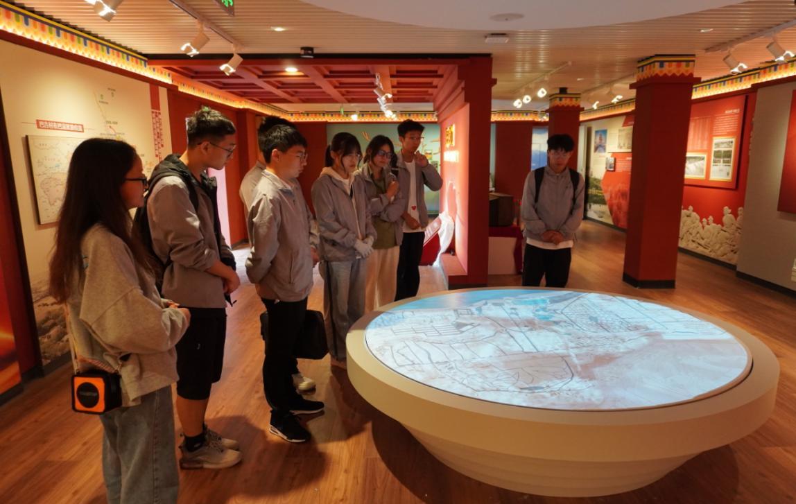 紅色之旅：河南工業(yè)大學(xué)學(xué)生團(tuán)隊(duì)踏上西藏，追尋歷史與團(tuán)結(jié)