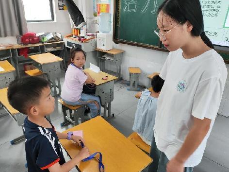 “探索名人足跡，啟迪智慧之光”武昌理工學(xué)院云夢書韻志愿服務(wù)隊開展“閱名人故事”主題特色課程