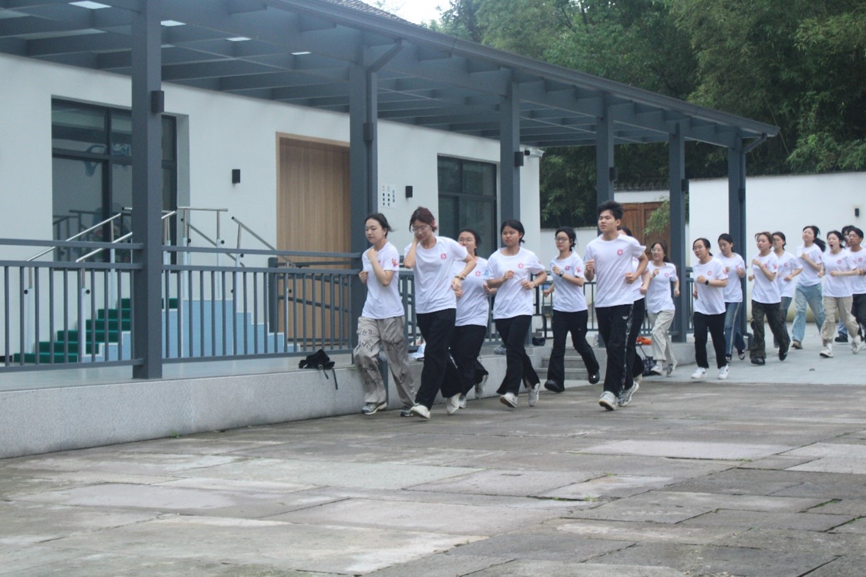 金院學(xué)子織廠行，校地共織反邪網(wǎng) ——浙金院暑期實(shí)踐團(tuán)