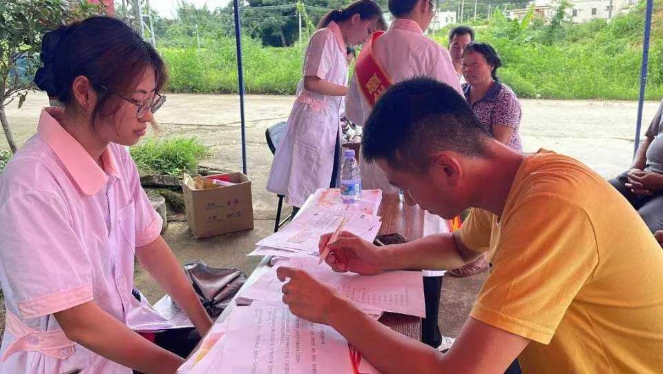 情系仲夏資助同行，感恩喜樂(lè)“診”送安康
