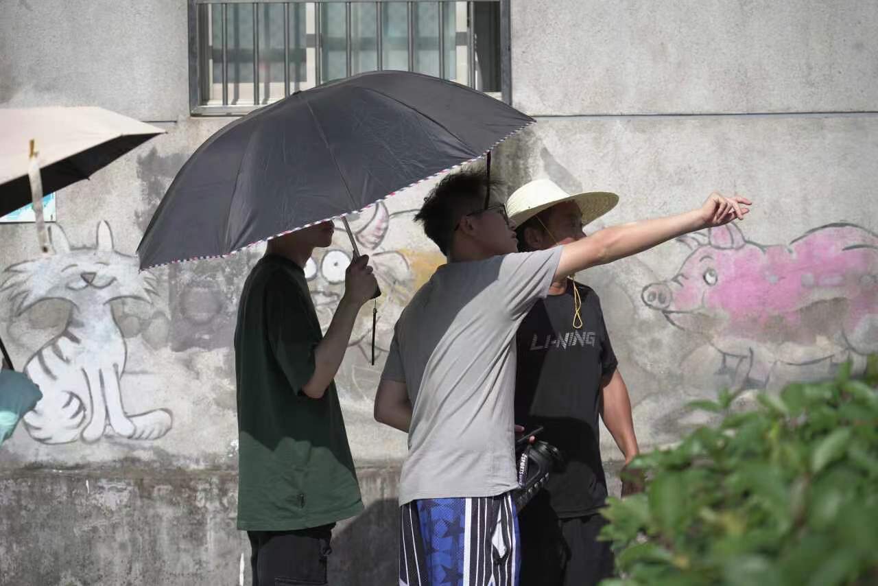 浙江工商大學(xué)暑期社會實(shí)踐團(tuán)實(shí)地考察墻繪內(nèi)容并向村民宣傳八八戰(zhàn)略