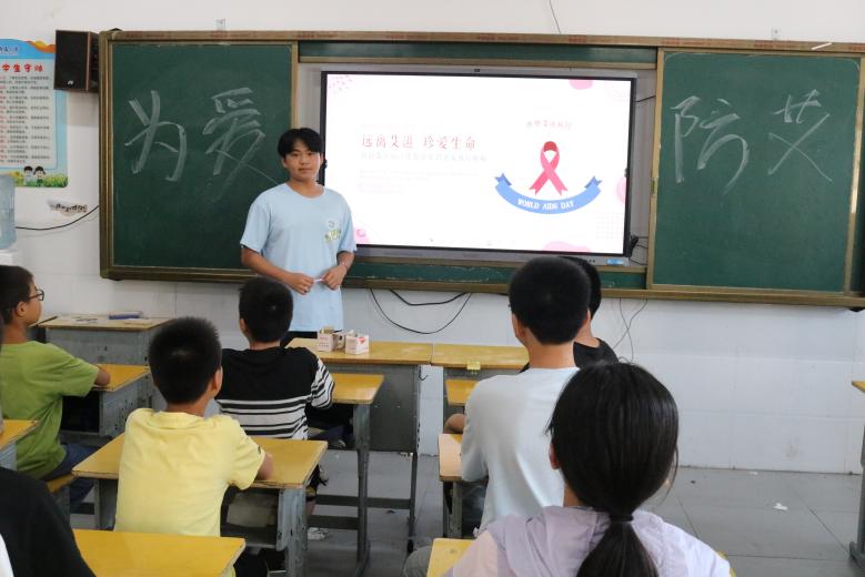 “知防艾滋，擁抱健康”——武昌理工學院云夢書韻志愿服務(wù)隊開展預(yù)防艾滋教育主題課程