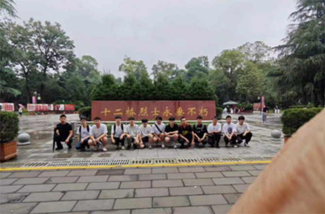 暑期熱血青春，守護(hù)烈士英魂——十二橋烈士墓志愿服務(wù)活動(dòng)