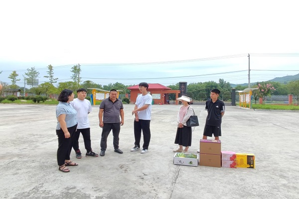 共青團崇陽縣團委慰問武昌理工學(xué)院崇陽啟明星志愿服務(wù)