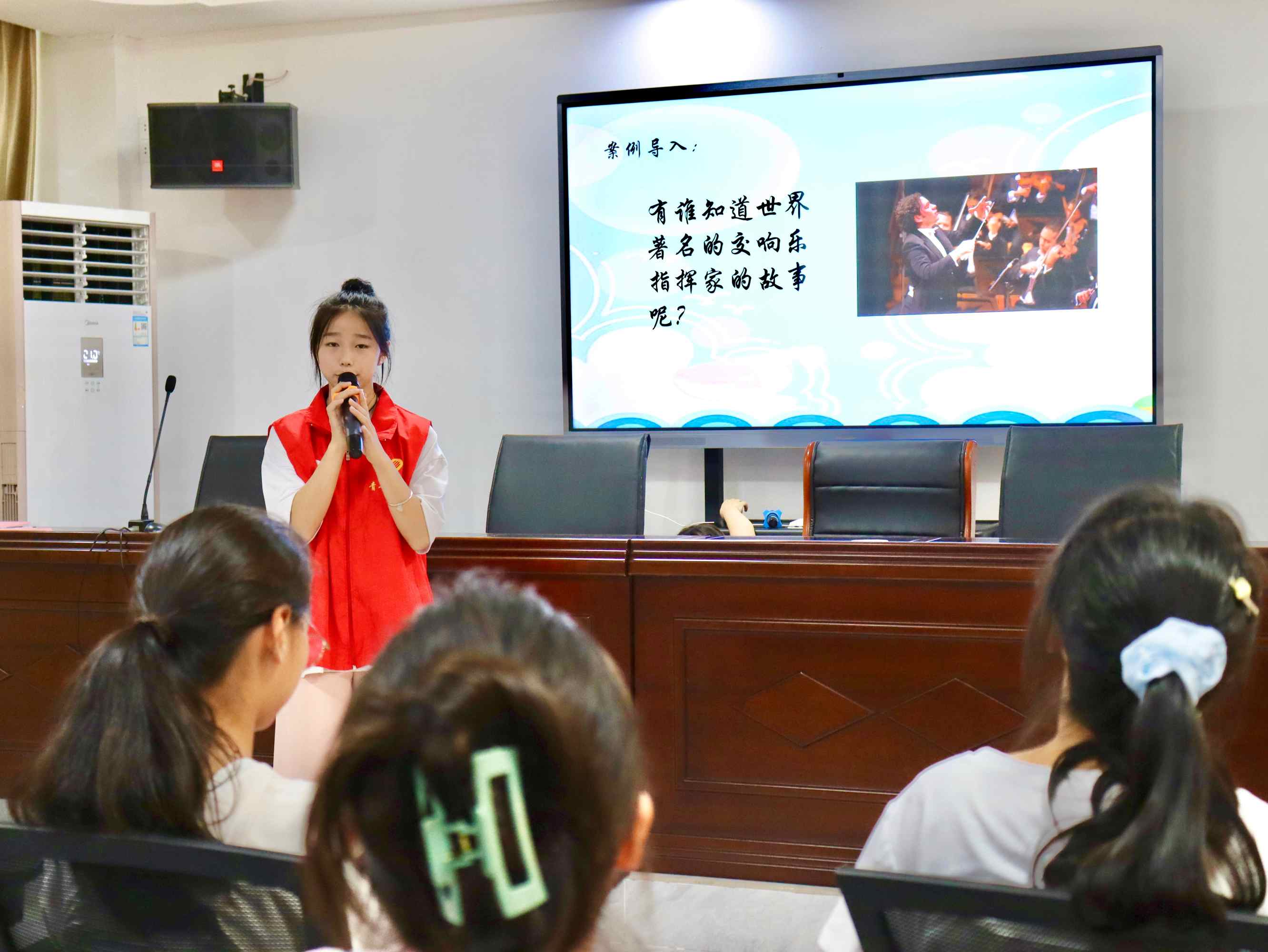 重慶移通學(xué)院：絨花禮贊，詩韻頌美——“心靈工匠，童心護(hù)航” 教育關(guān)愛服務(wù)團(tuán)