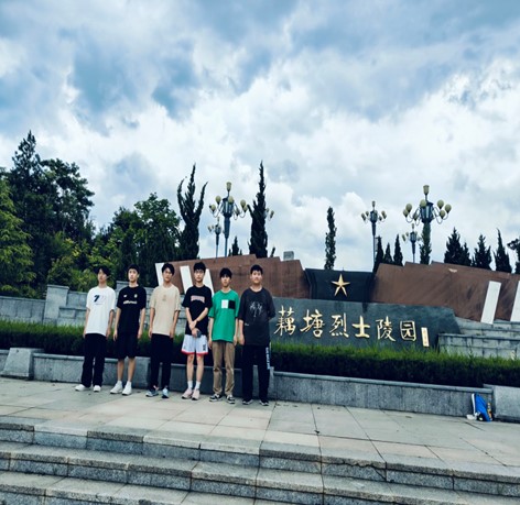 機電學院： “緬懷革命先烈，傳承紅色基因’‘小分隊 赴定遠縣藕塘鎮(zhèn)烈士陵園開展暑期社會實踐