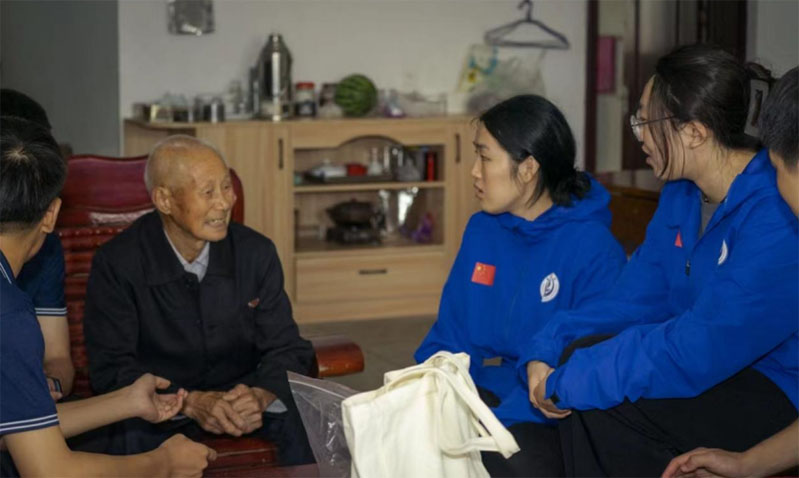 朝暮辰相伴，情暖老人心|體育與健康學(xué)院“步步生花”實(shí)