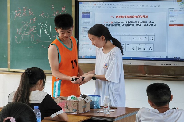 武昌理工學(xué)院三下鄉(xiāng)：練得一手好字，見字如面