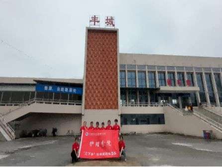 “傳承紅醫(yī)精神 賡續(xù)紅色血脈”社會實踐隊以青春筑夢鄉(xiāng)村，黨課引領(lǐng)未來