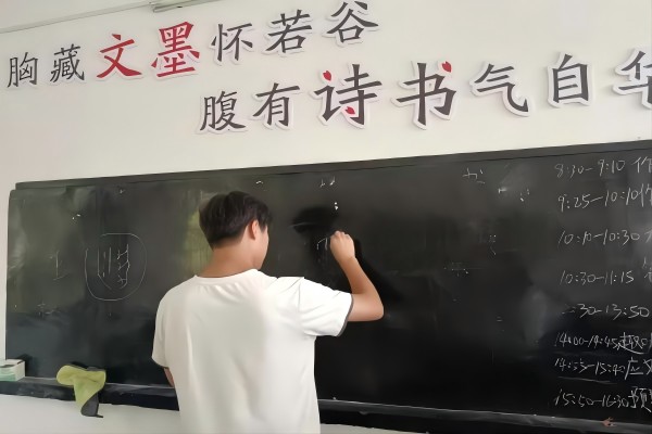 暑期社會實踐：武昌理工學(xué)院“青春筑夢”通城志愿服務(wù)隊在治全村開展?jié)h字特色課程