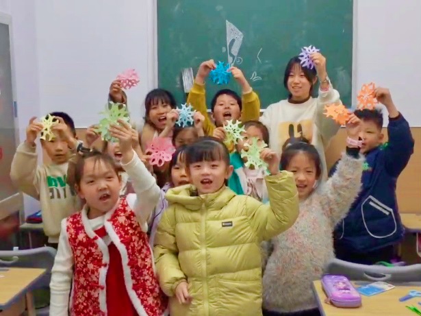 紅紙裁春映梨園，稚手傳承福滿堂