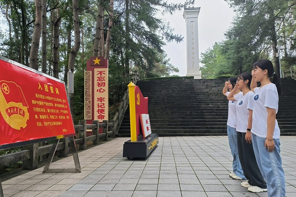 青山埋忠骨，鮮花祭英靈：前往岳西縣大別山烈士陵園