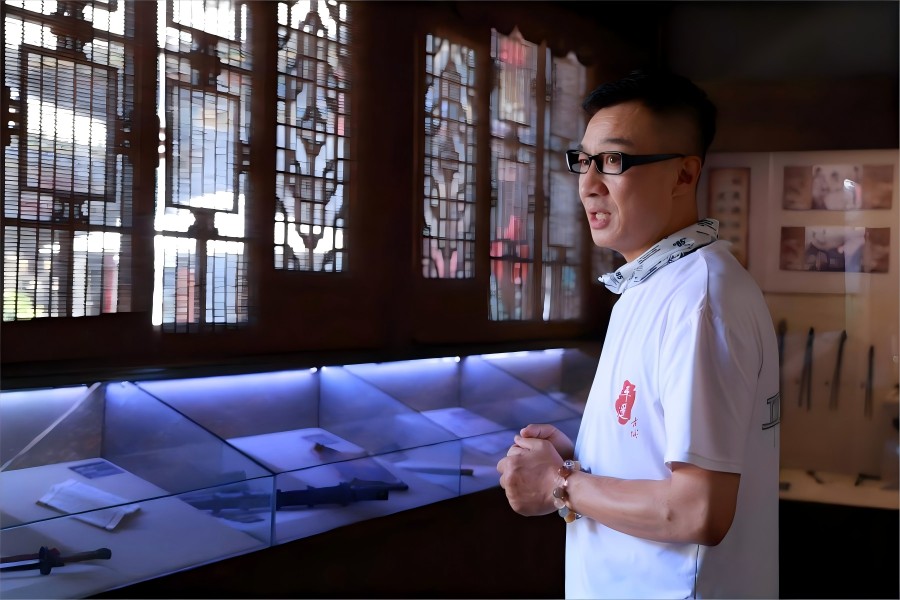 北航“拾文思源”實(shí)踐隊(duì)探秘平遙非遺瑰寶丨古兵器、布鞋與堆繡技藝的璀璨傳承
