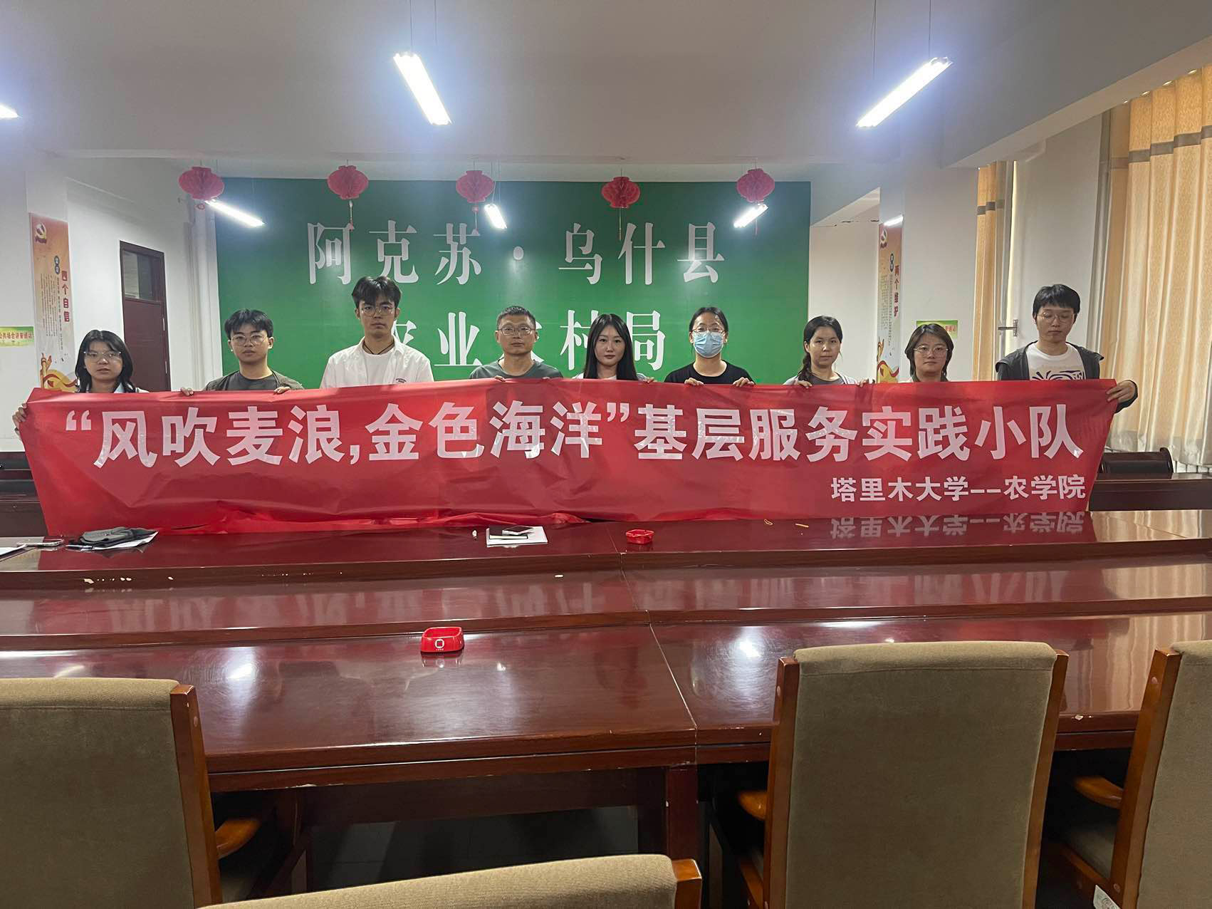 走基層，入鄉(xiāng)田，愛農(nóng)助農(nóng)為人民（一）