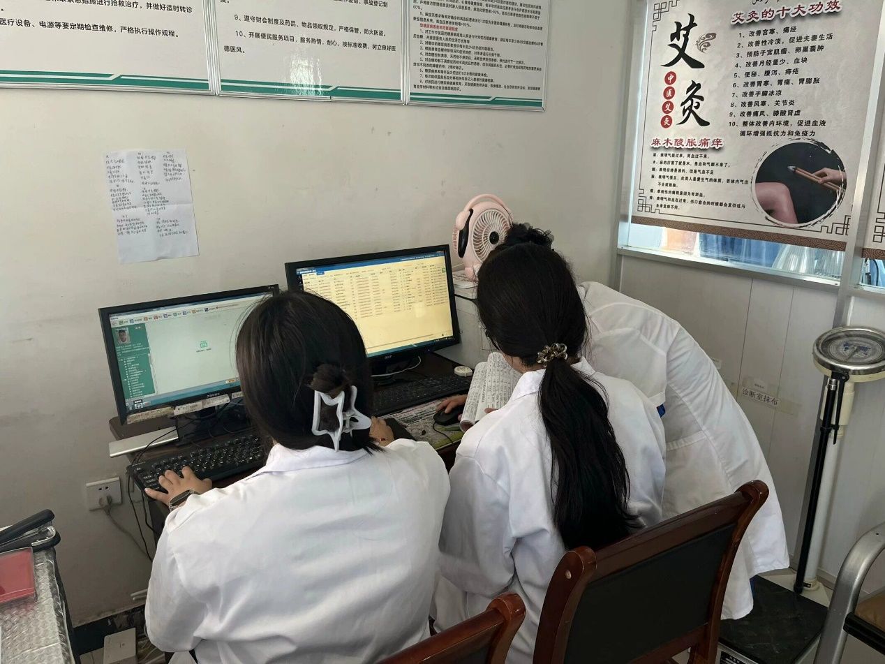 入戶走訪測血壓血糖，問卷調(diào)研護老人健康