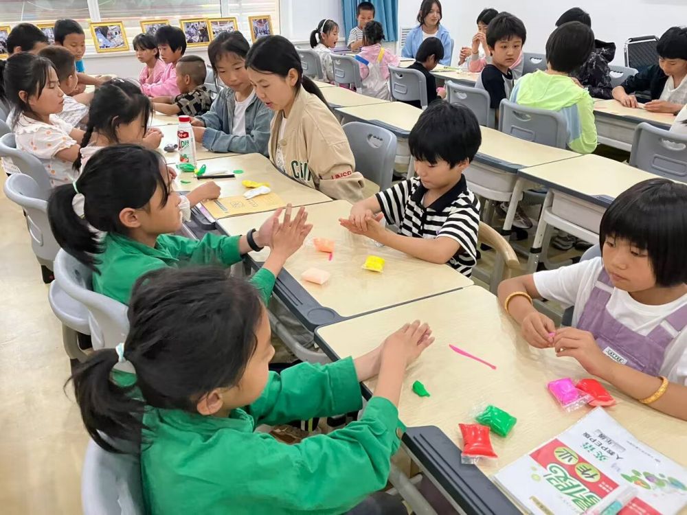 “點(diǎn)亮星燈”志愿服務(wù)系列活動(dòng)之——巧手童心，編織夢(mèng)想