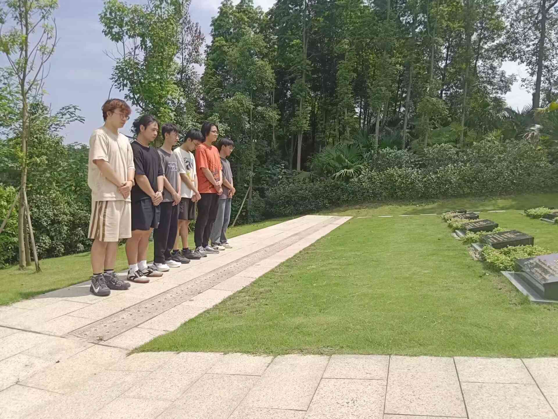 銘記革命烈士，弘揚愛國精神——電氣信息學院赴青白江區(qū)英烈紀念園開展三下鄉(xiāng)實踐活動