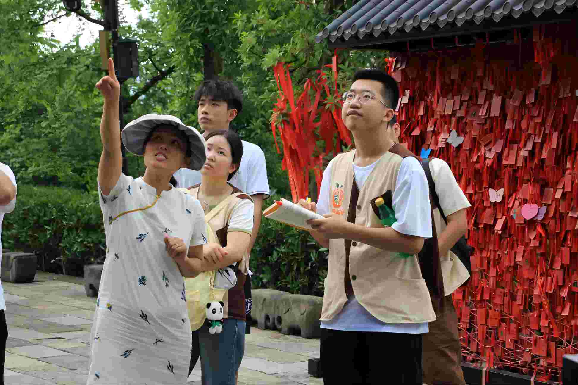 東湖學(xué)子三下鄉(xiāng)：小橙故事社會實(shí)踐隊走進(jìn)屈原故里，了解當(dāng)?shù)厍幕?></a></li></ul>
<ul class=