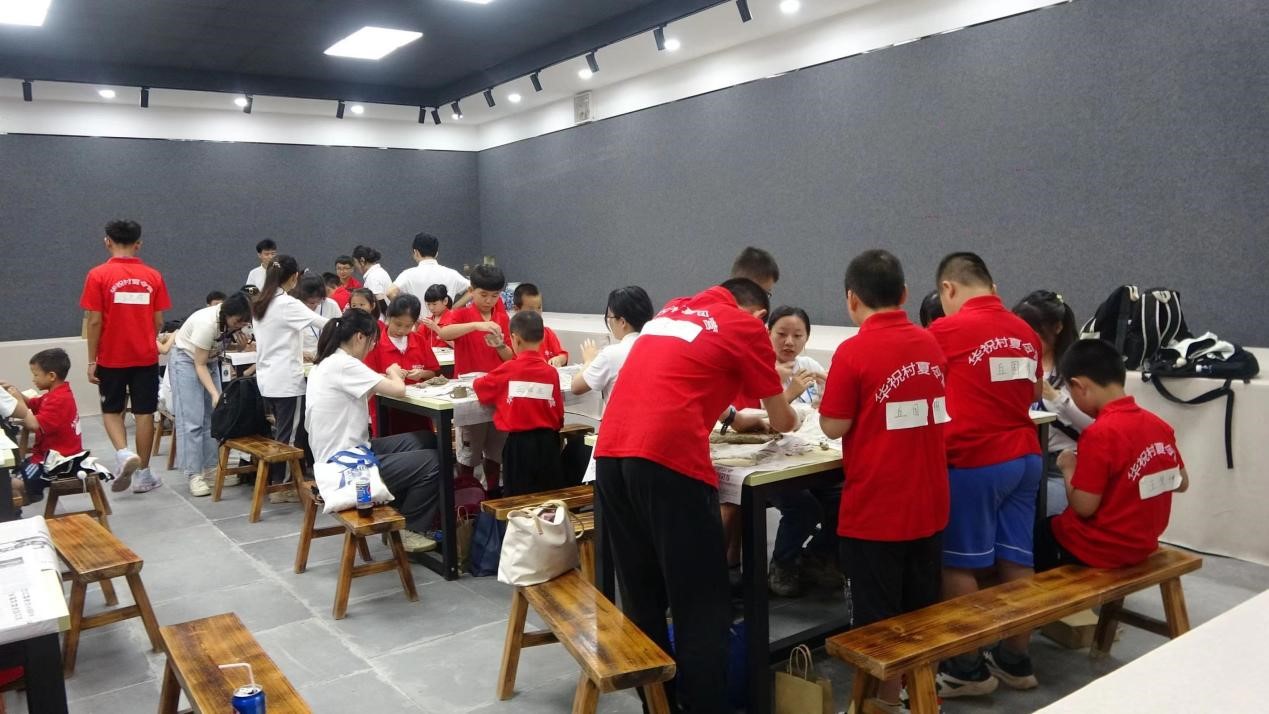 陶瓷顯現(xiàn)傳承真章，漢樂奏響發(fā)展篇章 ——華南師范大學(xué)柳夏星火暑期社會(huì)實(shí)踐服務(wù)隊(duì)組織開展大埔縣茶陽鎮(zhèn)華祝村夏令營(yíng)研學(xué)活動(dòng)