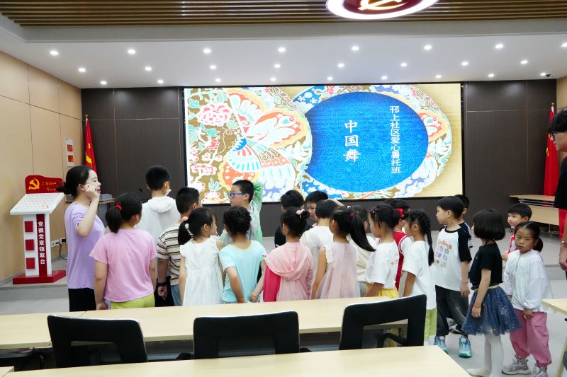 民族之舞翩躚起，童心繪夢向輝煌