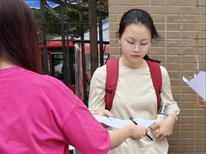 西南石油大學(xué)法學(xué)院暑期社會實踐隊青春助大運，宣講進(jìn)課