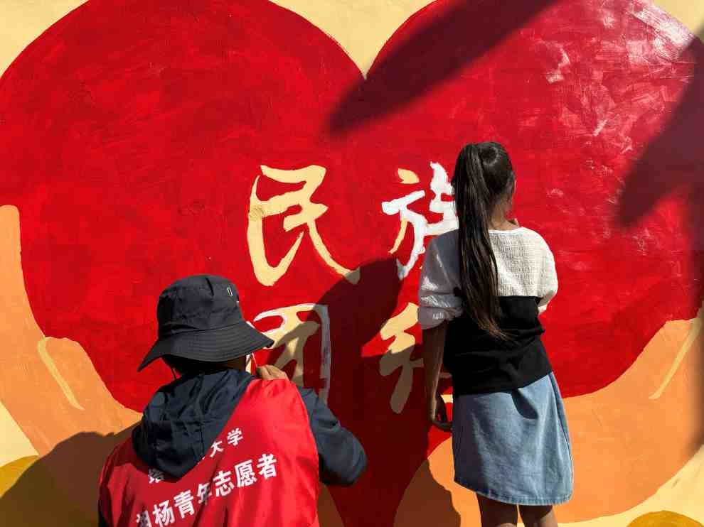 塔里木大學(xué)暑期三下鄉(xiāng)實踐團(tuán)助力鄉(xiāng)村振興：愛心支教行，七彩暖童心