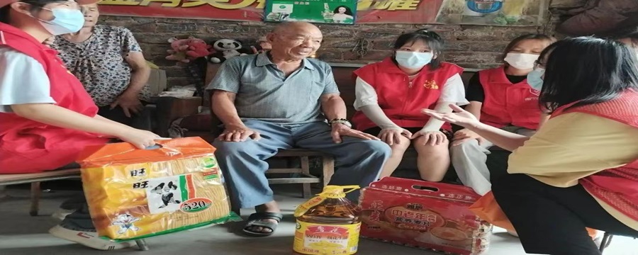 青年聆聽革命先輩援越抗美故事，紅色基因代代相傳