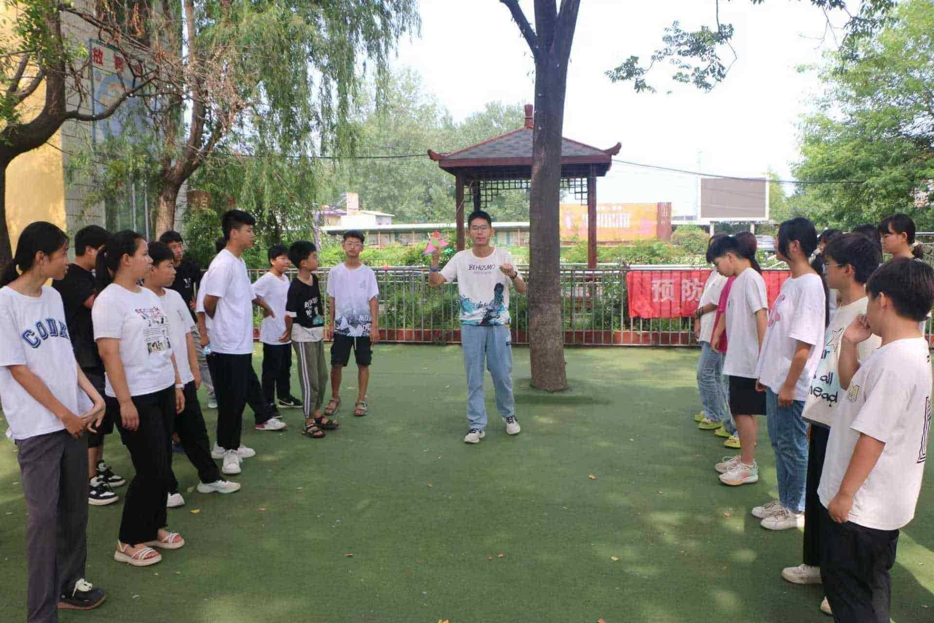 七巧板中智慧生，支教團里愛心濃