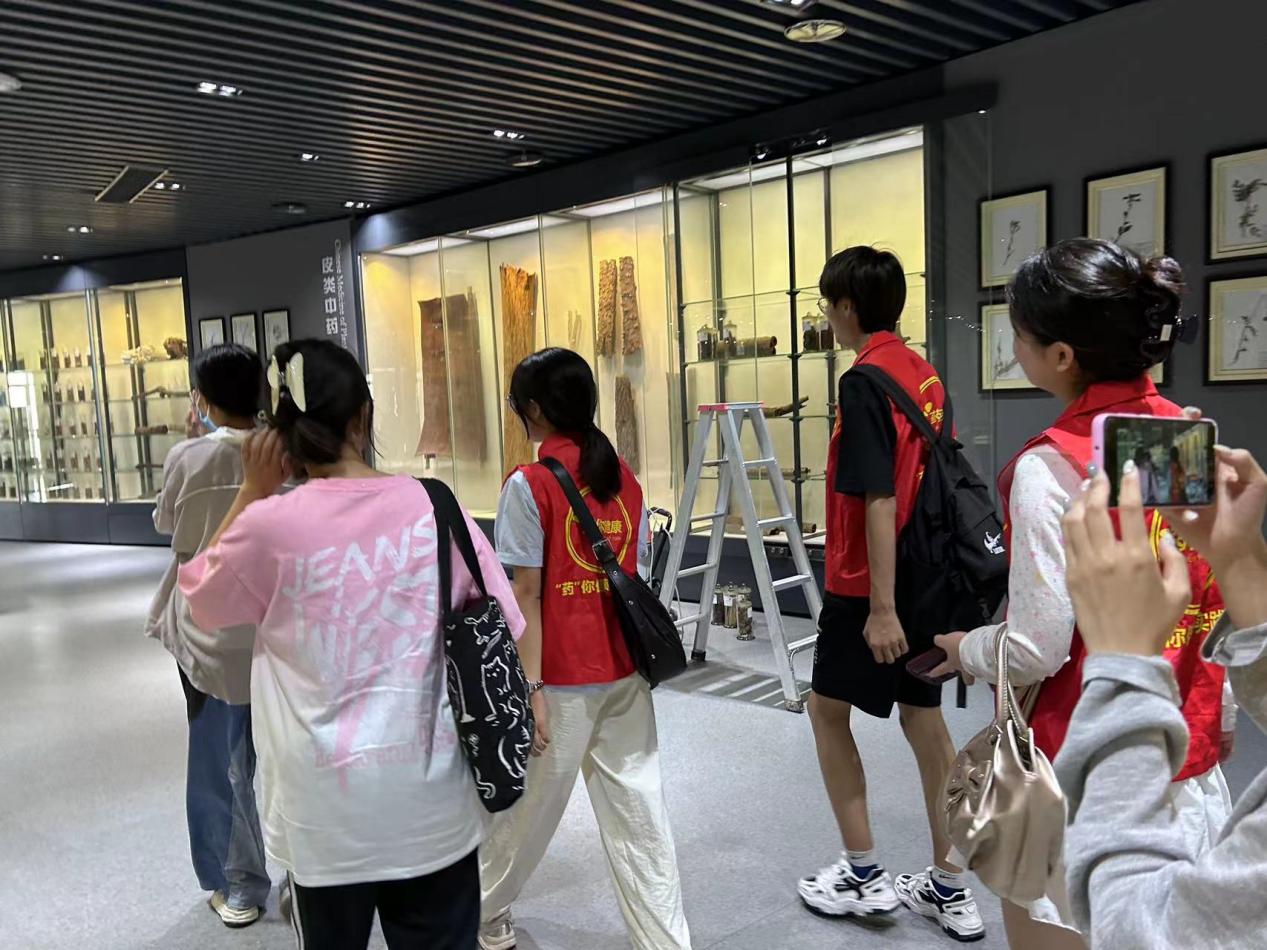 “藥”你健康實(shí)踐隊(duì):弘揚(yáng)青蒿素精神，綻放青春之花