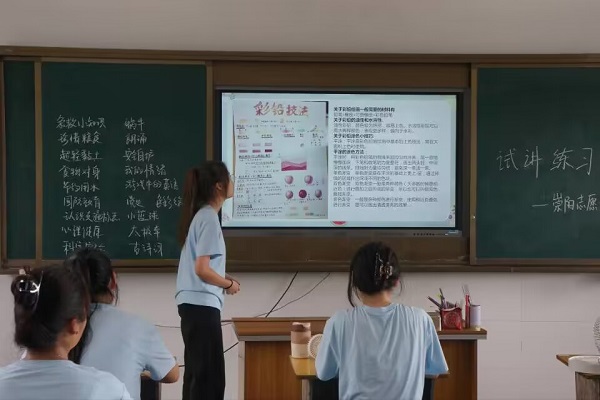 崇陽村委會書記為湖北一高校支教隊送小龍蝦——送溫暖！