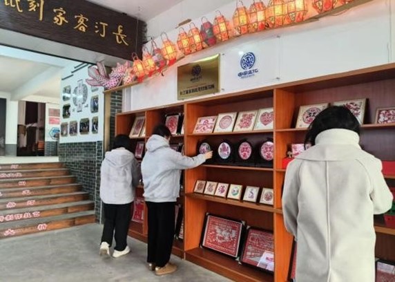 “汀州匠心”非遺剪紙文化實(shí)踐隊(duì)開展 “素紙雕鏤繪新卷，汀州遺韻映鄉(xiāng)土”主題 社會實(shí)踐活動