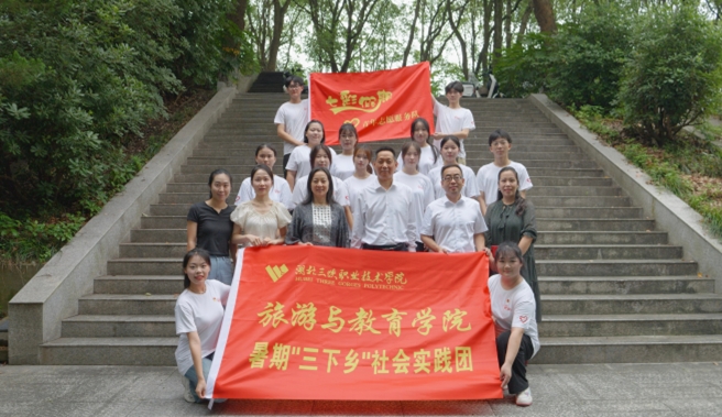 “七彩”的風(fēng)，把我們吹到了許家沖