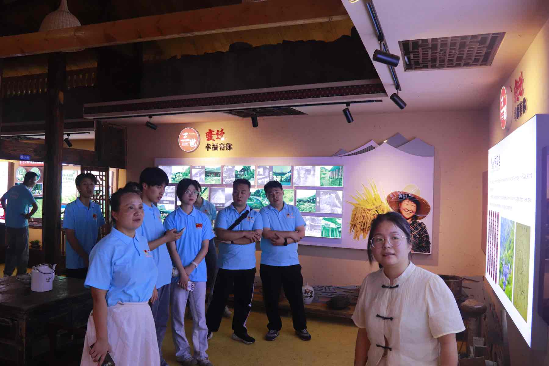 民族團(tuán)結(jié)筑夢行，鄉(xiāng)村振興煥新彩