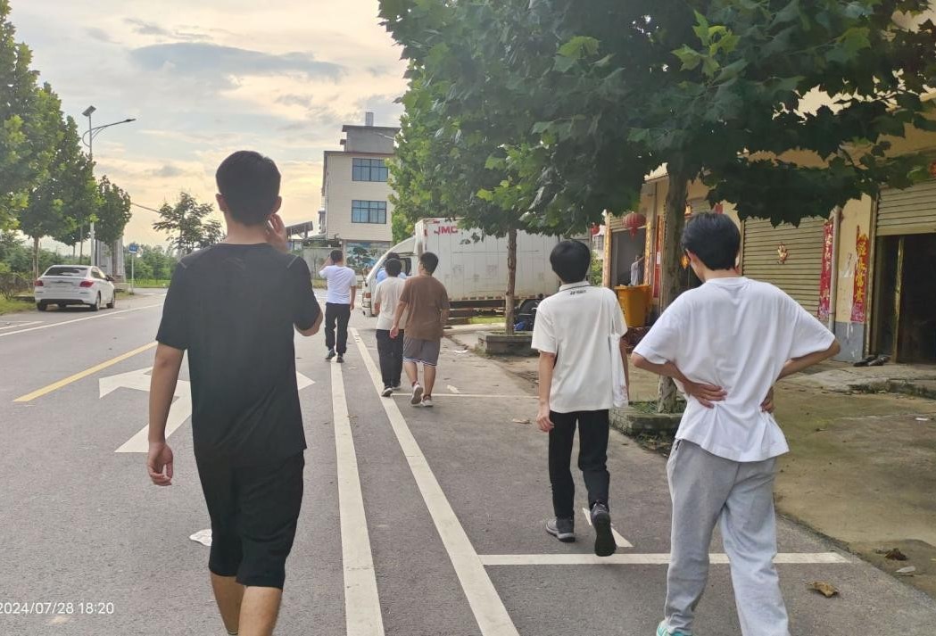 探秘鄉(xiāng)村脈動(dòng)：街頭采訪下的社會(huì)風(fēng)情畫
