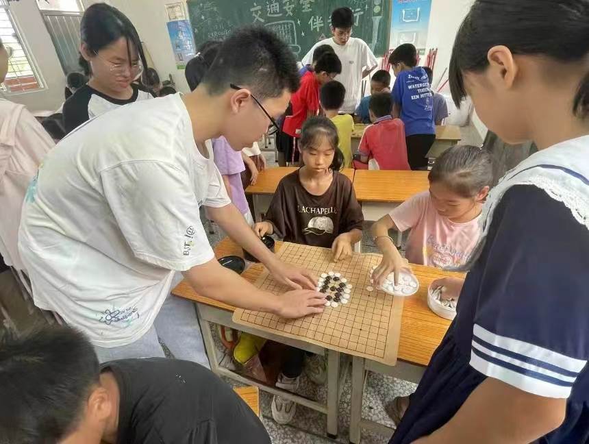 手繪五彩風(fēng)箏，放飛金色夢想