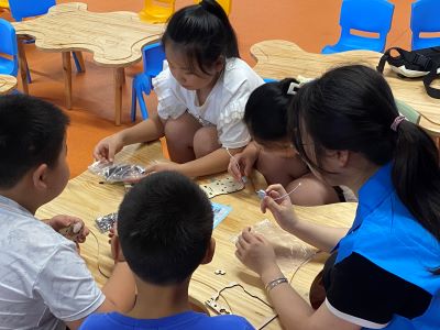 華北電力大學(xué)電子與通信工程系在保定市圖書館開展“科創(chuàng)未來(lái)，點(diǎn)‘芯’筑夢(mèng)”暑期社會(huì)實(shí)踐活動(dòng)