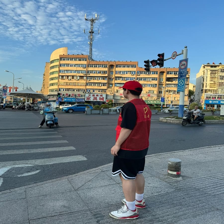 文明交通，你我共守——志愿者協(xié)助交警管理交通紀(jì)實