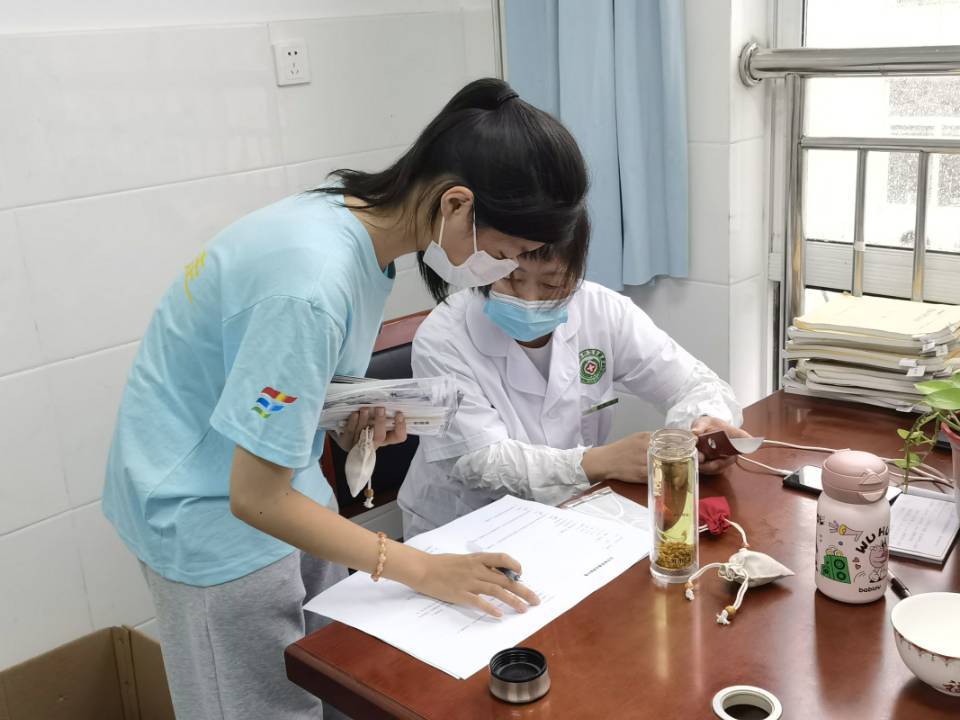 安徽中醫(yī)藥大學中醫(yī)學子三下鄉(xiāng)：為民健康辦實事，紅色基因