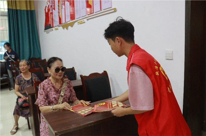 內(nèi)江師范學(xué)院學(xué)子暑期三下鄉(xiāng)：法治建設(shè)步步高，普法宣傳聲聲到