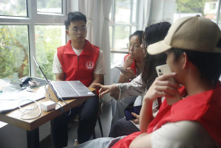 長安大學赴貴州畢節(jié)“渭愛育夢赴黔川·攜手啊嘎助振興”暑期社會實踐隊“家”有溫暖，“訪”有溫度