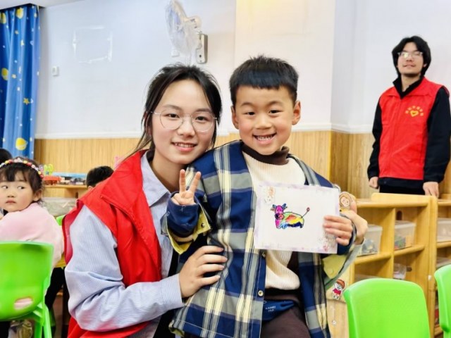 湖文學(xué)子宣講古今相通、攜手繪畫(huà)