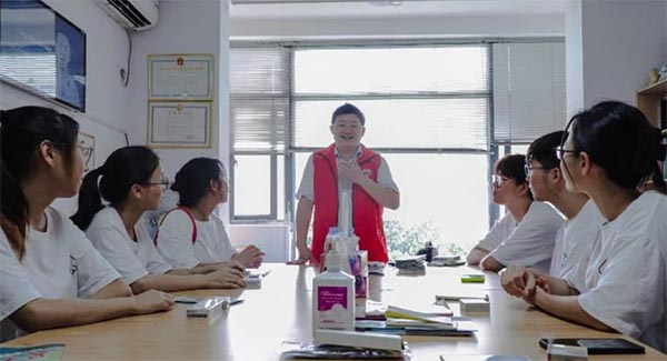 集大學(xué)子守望相助，走進(jìn)彩虹之家