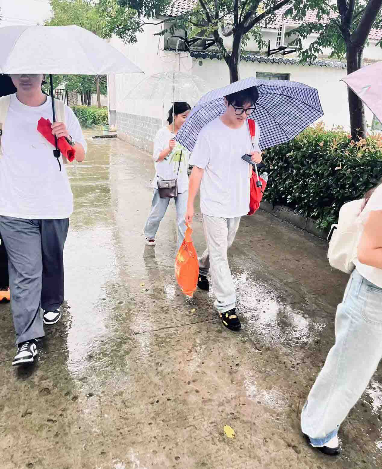 志愿者朱金龍：以實(shí)際行動(dòng)扎根基層，全心全意體驗(yàn)青春風(fēng)采。