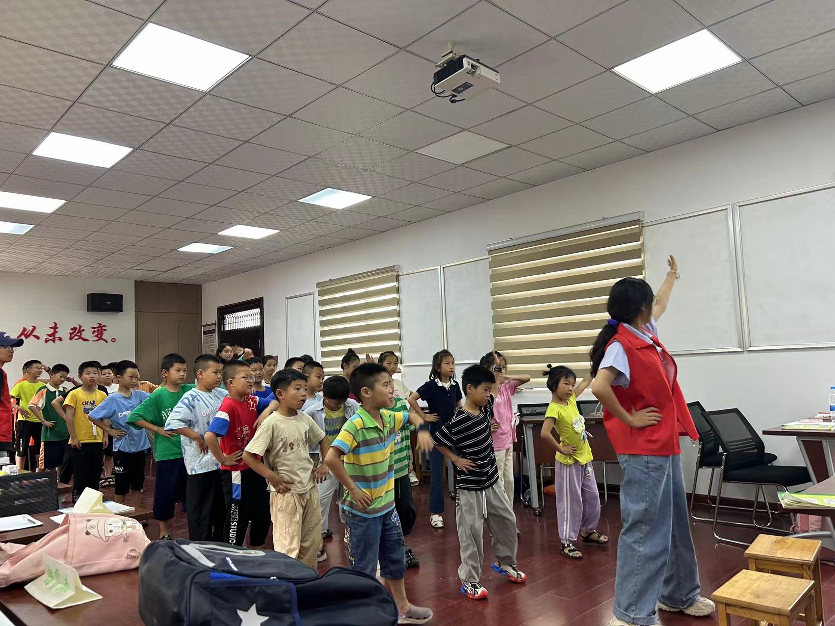 不忘初心，腳踏實(shí)地的做好支教——汽院愛心傳遞服務(wù)團(tuán)