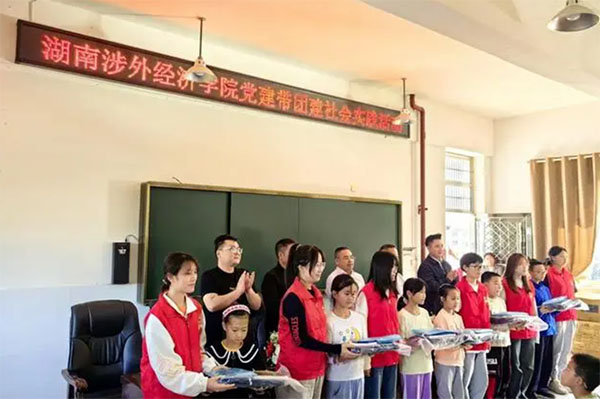 大學(xué)生黨員到山區(qū)開展“三下鄉(xiāng)”實踐活動