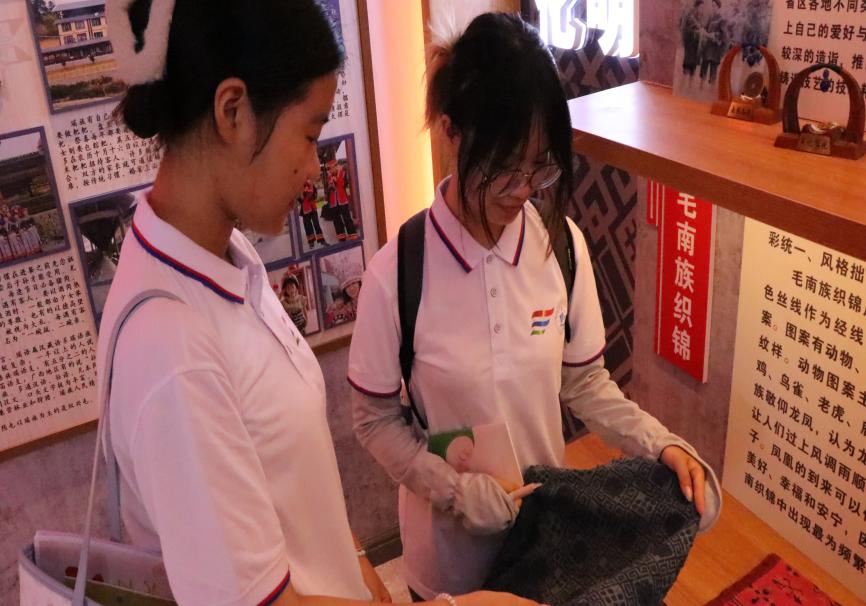 毛南館展團(tuán)結(jié)韻，學(xué)子心感民族情