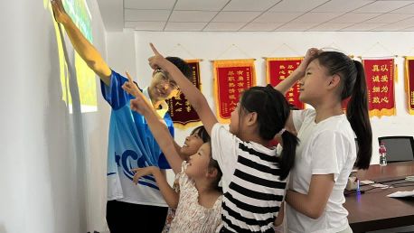 丹青越時空，千載留余香：“青助繁花”傳承傳統(tǒng)文化實踐團社區(qū)行